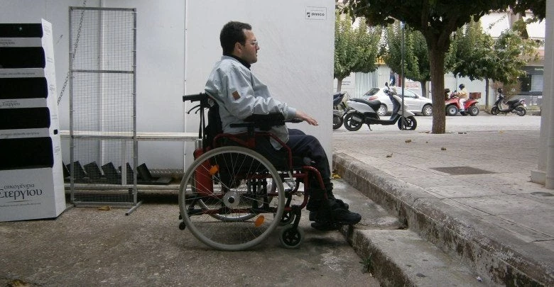 Η απόγνωση του Πατρινού Κωστόπουλου: Πέντε μέτρα από το σπίτι μου και δεν έχει μια ράμπα